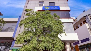 Un edificio con un cartel que dice 'fab hotels'.