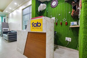 Reception - Fabexpress Waypoint Inn (New Delhi)