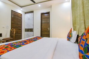 ملاءات من القطن المصري وأغطية فراش متميزة وخزنة داخل الغرفة