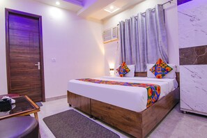 Egyptian cotton sheets, premium bedding, in-room safe, free WiFi - Fabexpress Waypoint Inn (New Delhi)