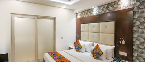 Egyptian cotton sheets, premium bedding, in-room safe, free WiFi
