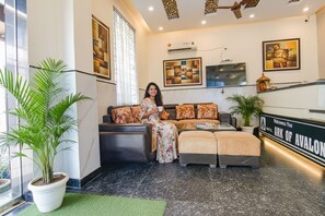 Lobby sitting area - Fabhotel Airport Avalon (New Delhi)