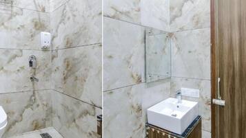 Deluxe Room | Bathroom | Shower, rainfall showerhead, free toiletries, towels