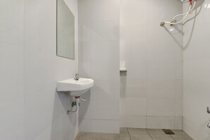 Dusche, Regendusche, kostenlose Toilettenartikel, Handtücher