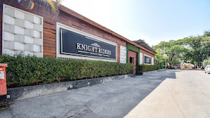 A building with a sign reading "KNIGHT RIDERS Restaurant & Lounge" on the side. - FabHotel Red Velvet & Suites (Pune)