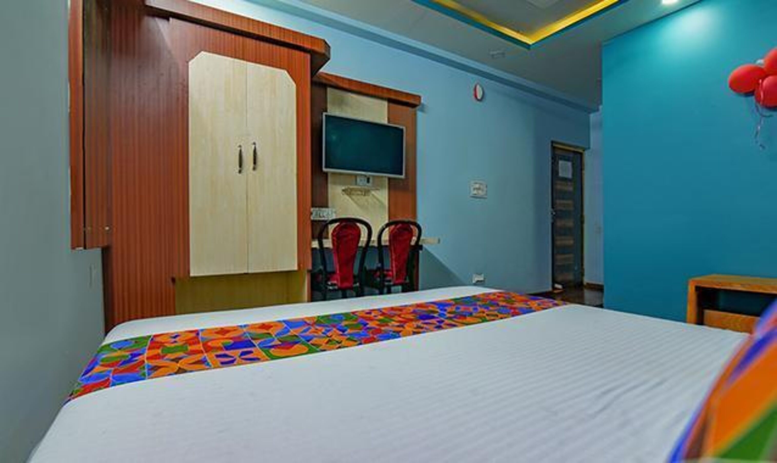 soundproofing, free wifi, bed sheets