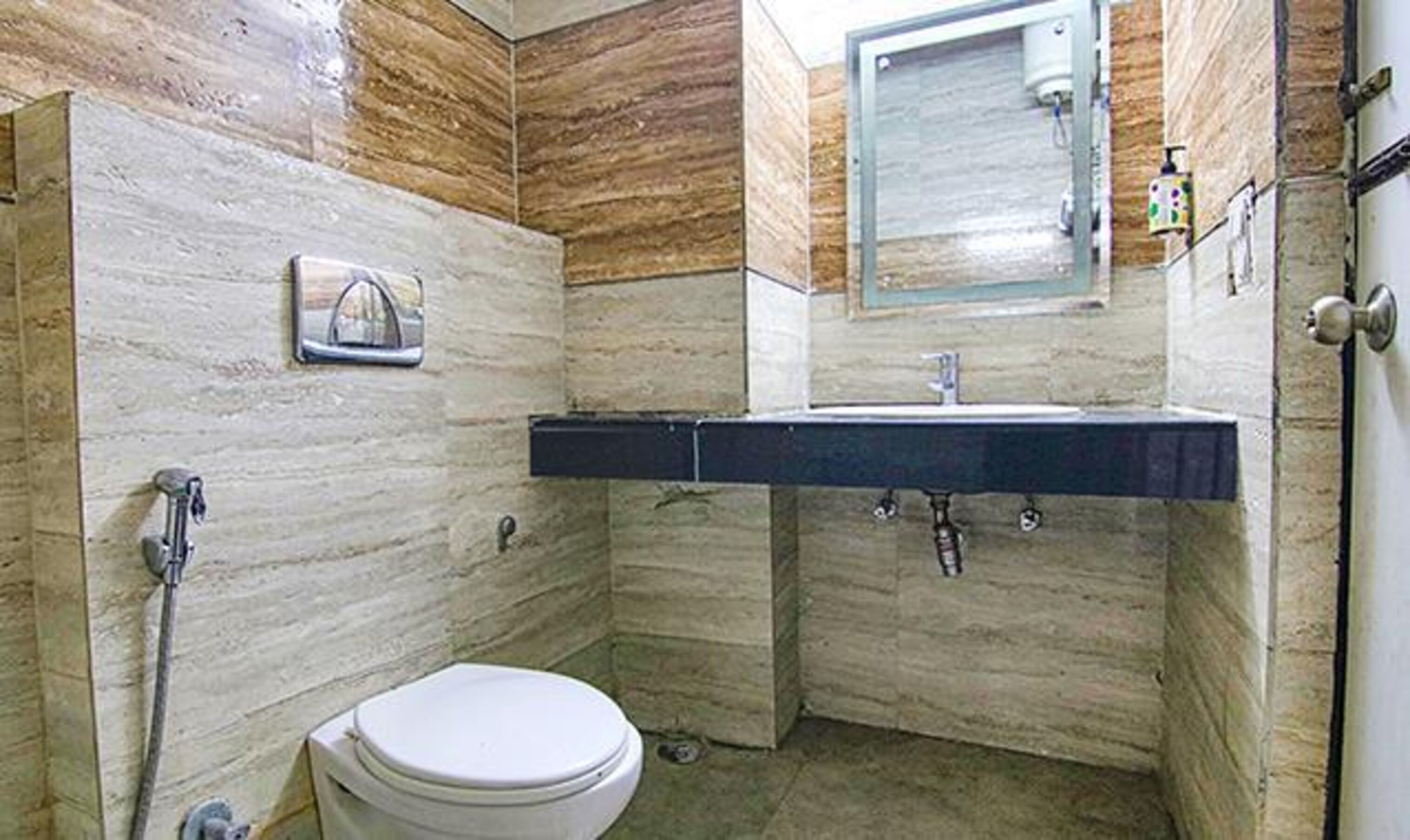 Un baño con inodoro, lavabo y ducha.