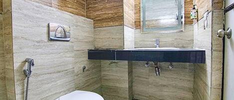 Un baño con inodoro, lavabo y ducha.