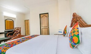 Desk, free WiFi, bed sheets - Fabhotel Singh Suite (Gurugram)