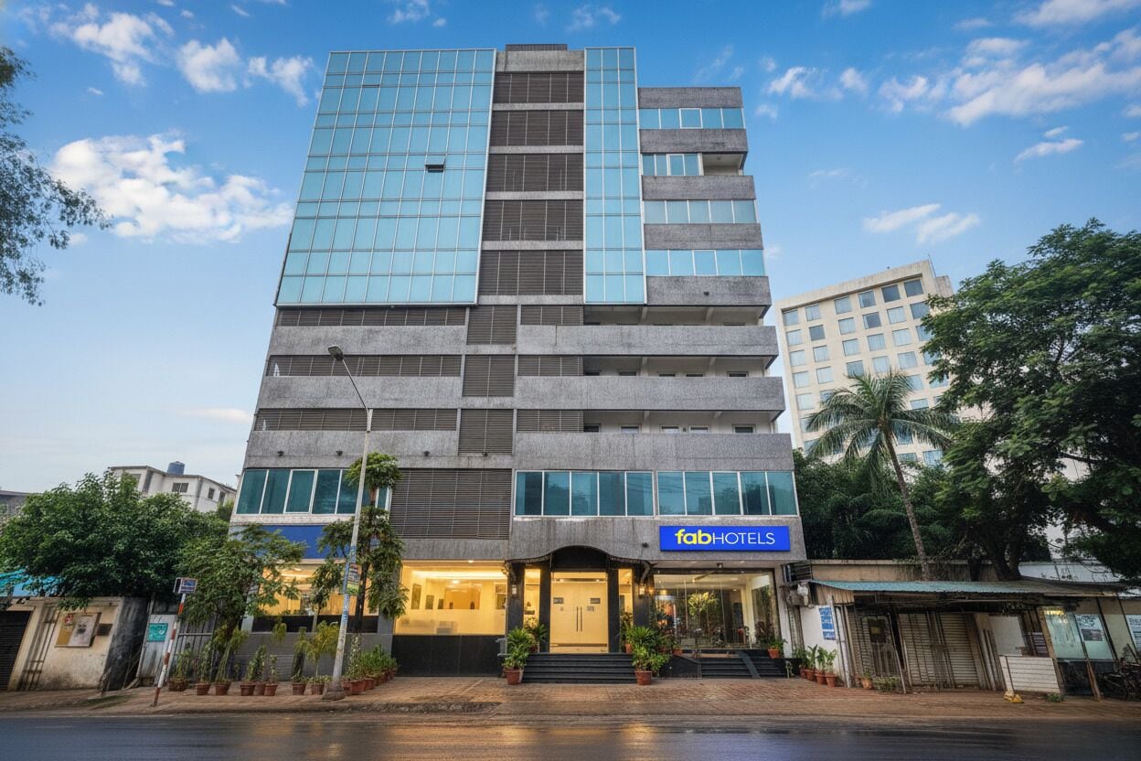 Un hôtel à plusieurs étages doté d’une façade moderne, avec une enseigne « fabHOTELS » bien visible à l’entrée.