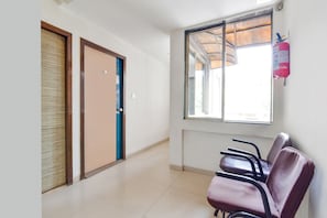 Lobby sitting area - Fabhotel Raj Ratna (Ahmedabad)