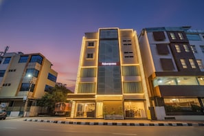 Property entrance - FabExpress Kings Suites HRBR Layout (Bengaluru)
