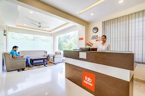 Reception - FabExpress Kings Suites HRBR Layout (Bengaluru)
