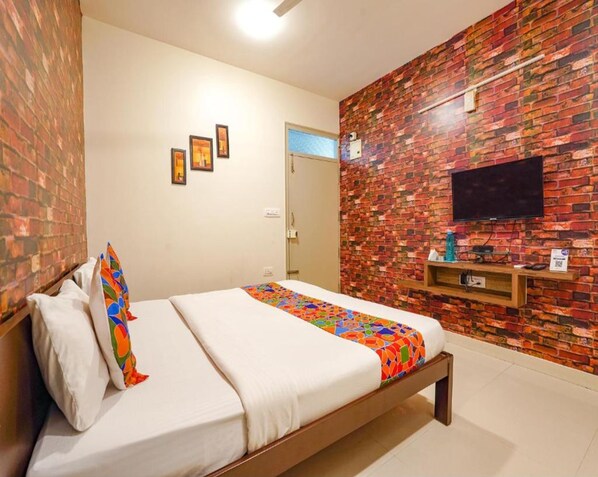 Free WiFi, bed sheets - Fabexpress Kings Suites Hrbr Layout (Bengaluru)