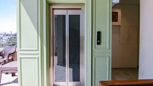 Una habitación con puerta corredera que da a un balcón.