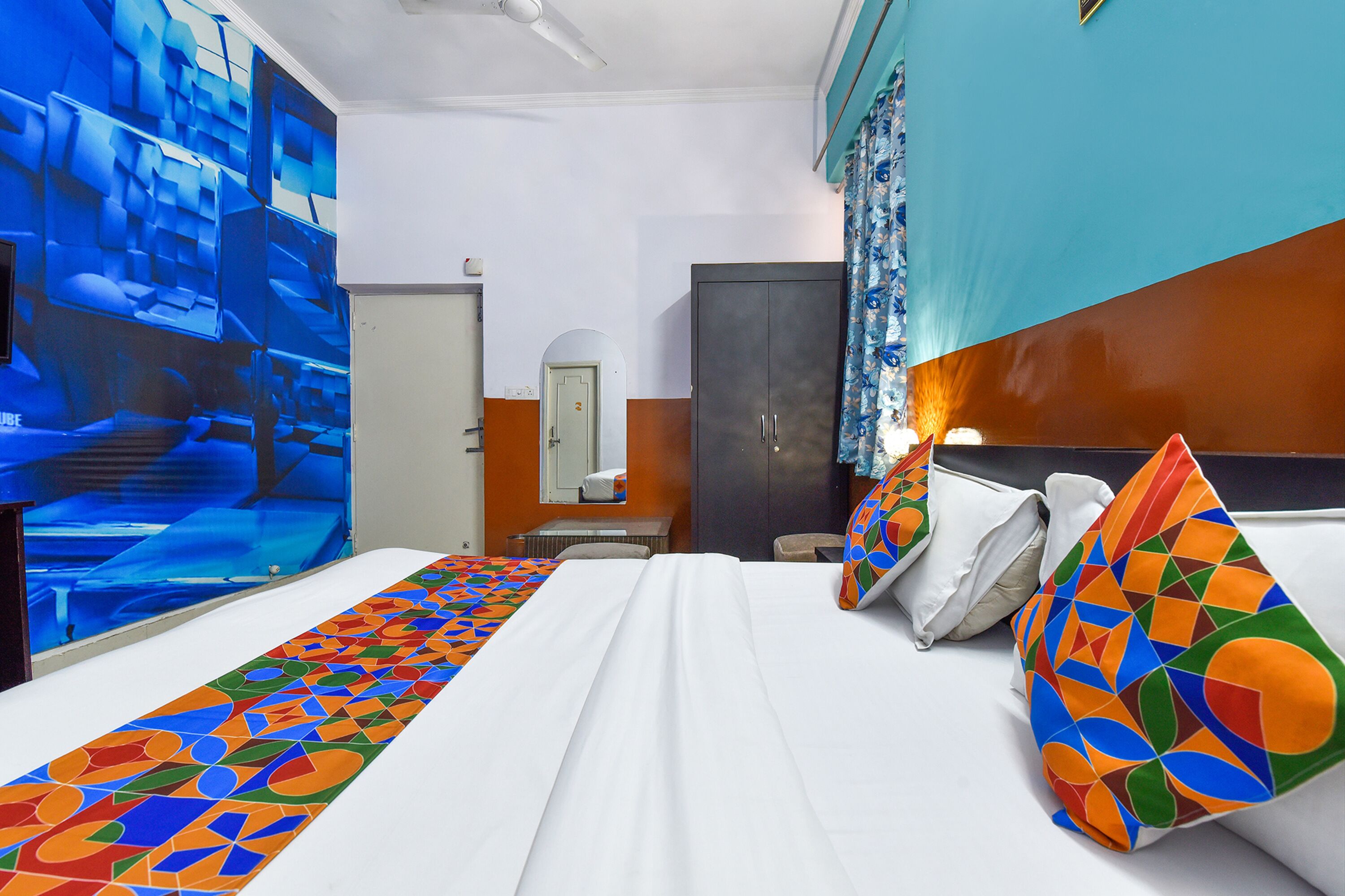 Soundproofing, free WiFi, bed sheets