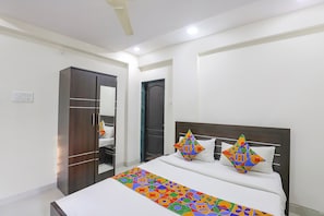 Egyptian cotton sheets, premium bedding, in-room safe, desk