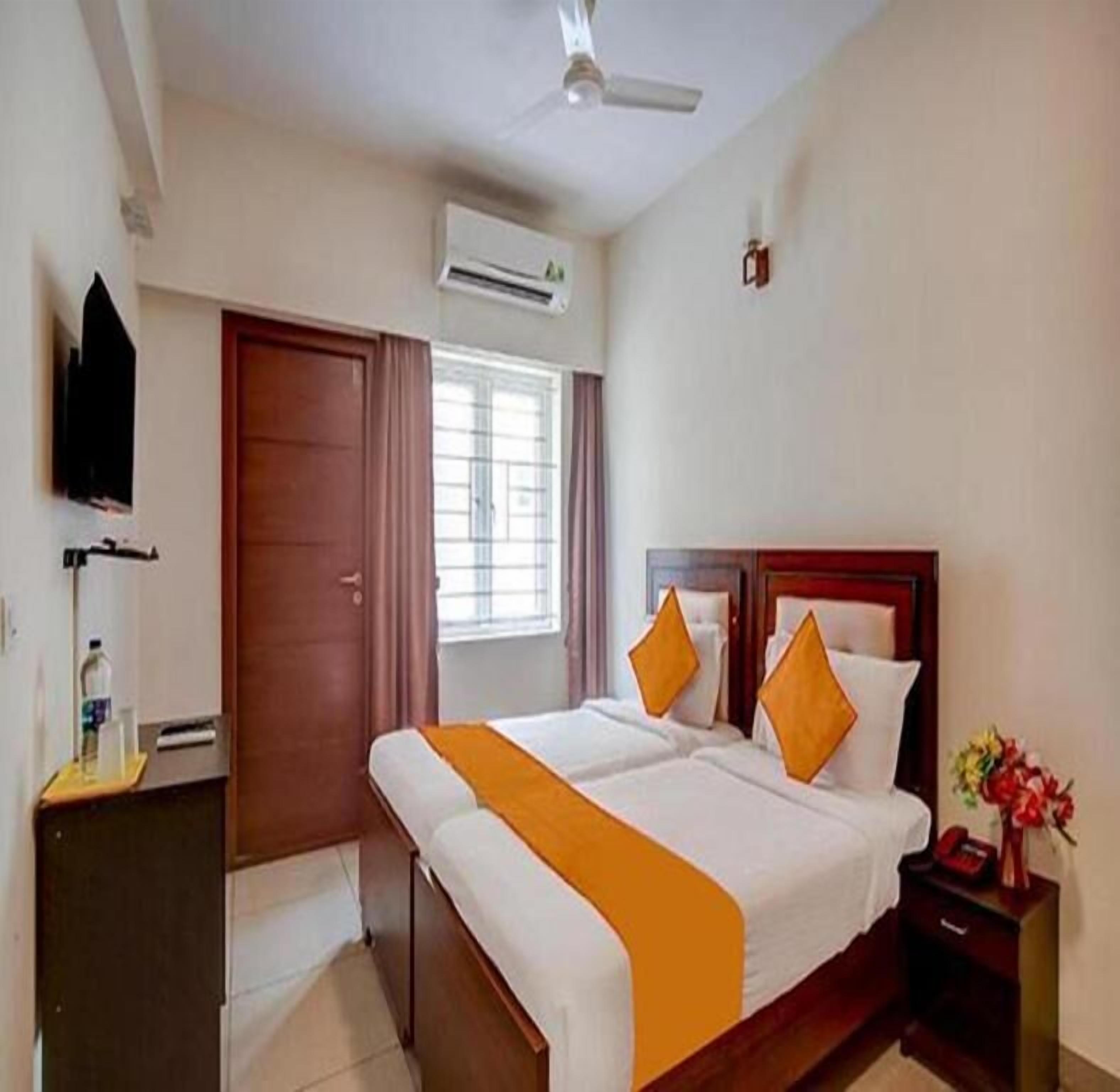 Egyptian cotton sheets, premium bedding, in-room safe, desk