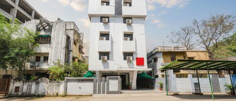 Pintu masuk properti