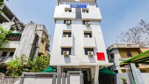 Un edificio a più piani con un cartello ben visibile per 'Tab Hotels'.