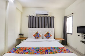 Free WiFi, bed sheets - FabExpress Osca Inn (Nagpur)