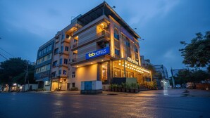 A multi-story hotel with a ground floor restaurant and a visible sign for 'fabHOTELS'. - Fabhotel Uday Vilas (Indore)