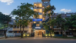 A multi-story hotel with a modern design, featuring a prominent 'fabHOTELS' sign and 'KING'S SUITES' label. - FabHotel Kings Suites Banaswadi (Bengaluru)