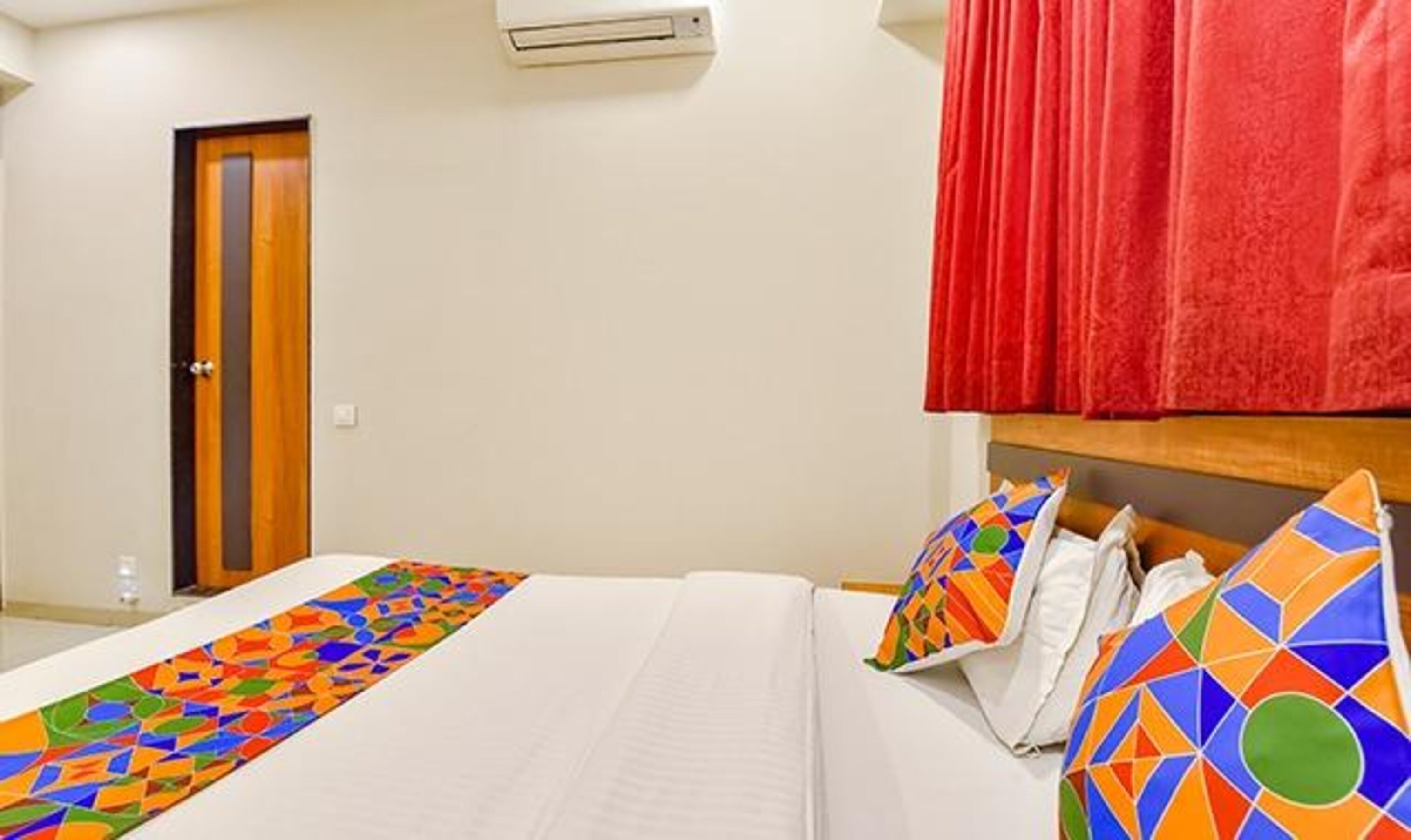 soundproofing, free wifi, bed sheets