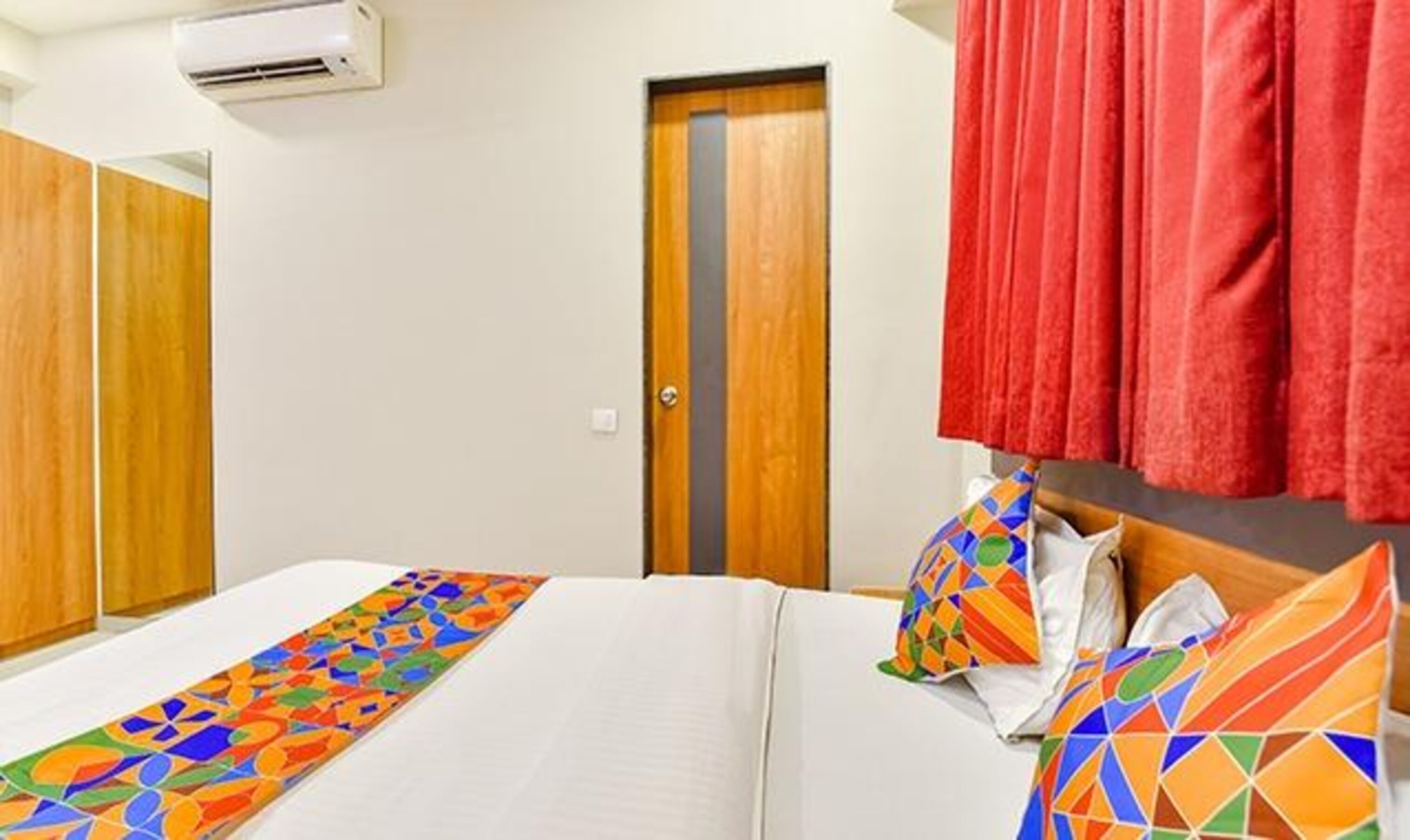 soundproofing, free wifi, bed sheets