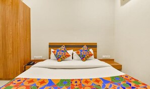 Soundproofing, free WiFi, bed sheets - Fabhotel Happinex (Surat)