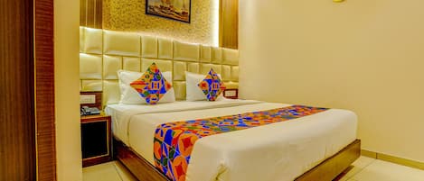 Escritorio, wifi gratis y ropa de cama