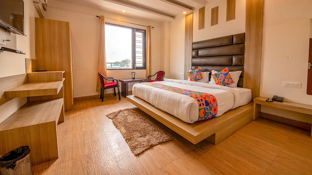 Un dormitorio moderno con una cama, un escritorio y una silla.