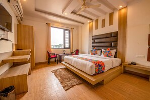 Premium Room | Egyptian cotton sheets, premium bedding, desk, soundproofing