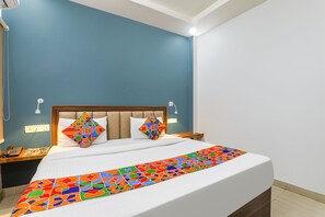 Desk, soundproofing, free WiFi, bed sheets - Fabexpress North Inn (Lucknow)
