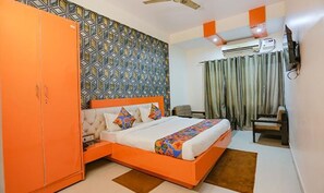 Desk, free WiFi, bed sheets - FabHotel Red Roof Residency (Noida)