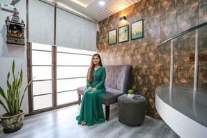 Lobby sitting area - FabHotel Veetara (New Delhi)