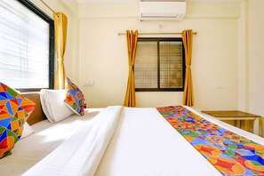 In-room safe, desk, free WiFi, bed sheets - Fabexpress Sai Vyankatesh (Rahata)