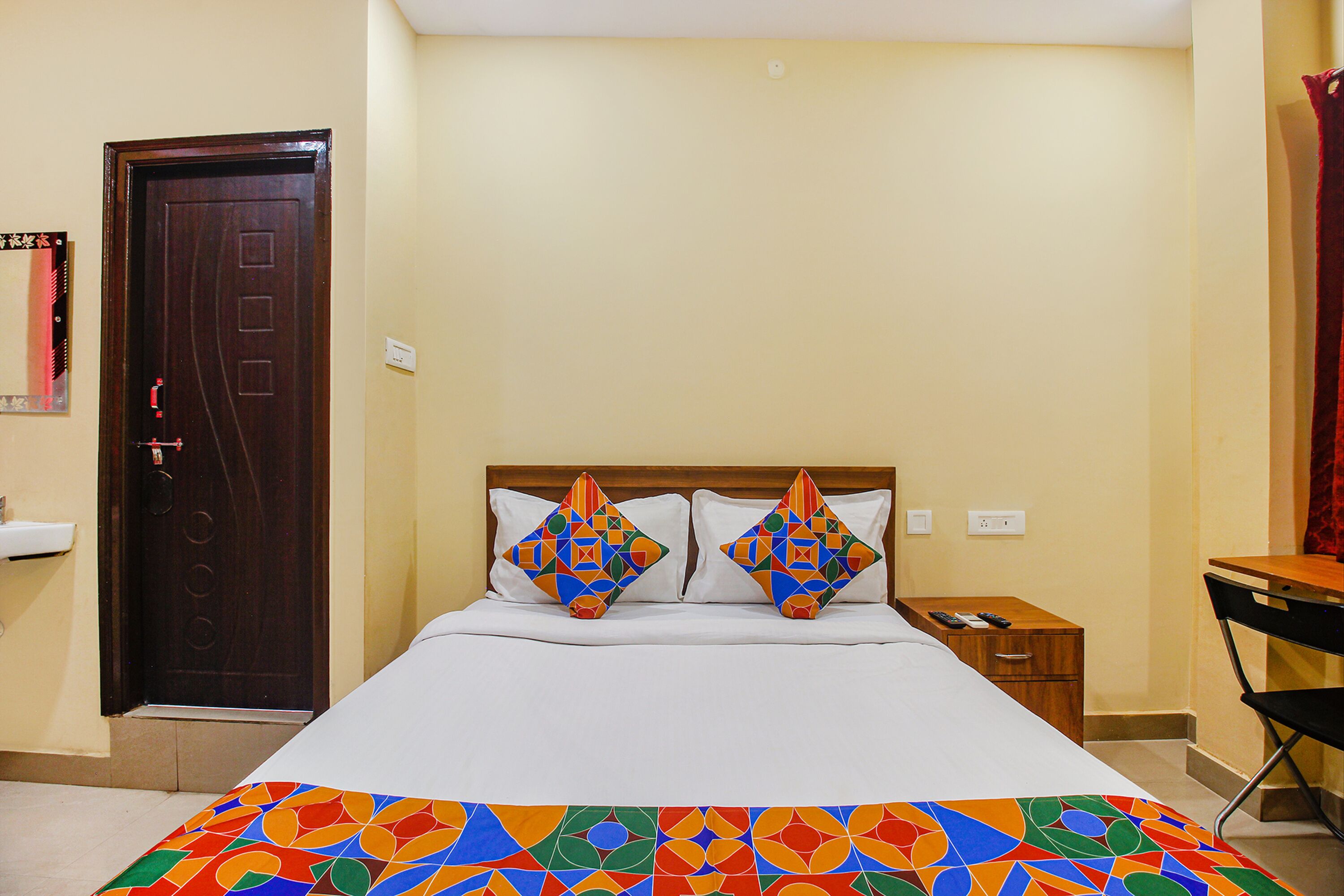deluxe room | desk, free wifi, bed sheets