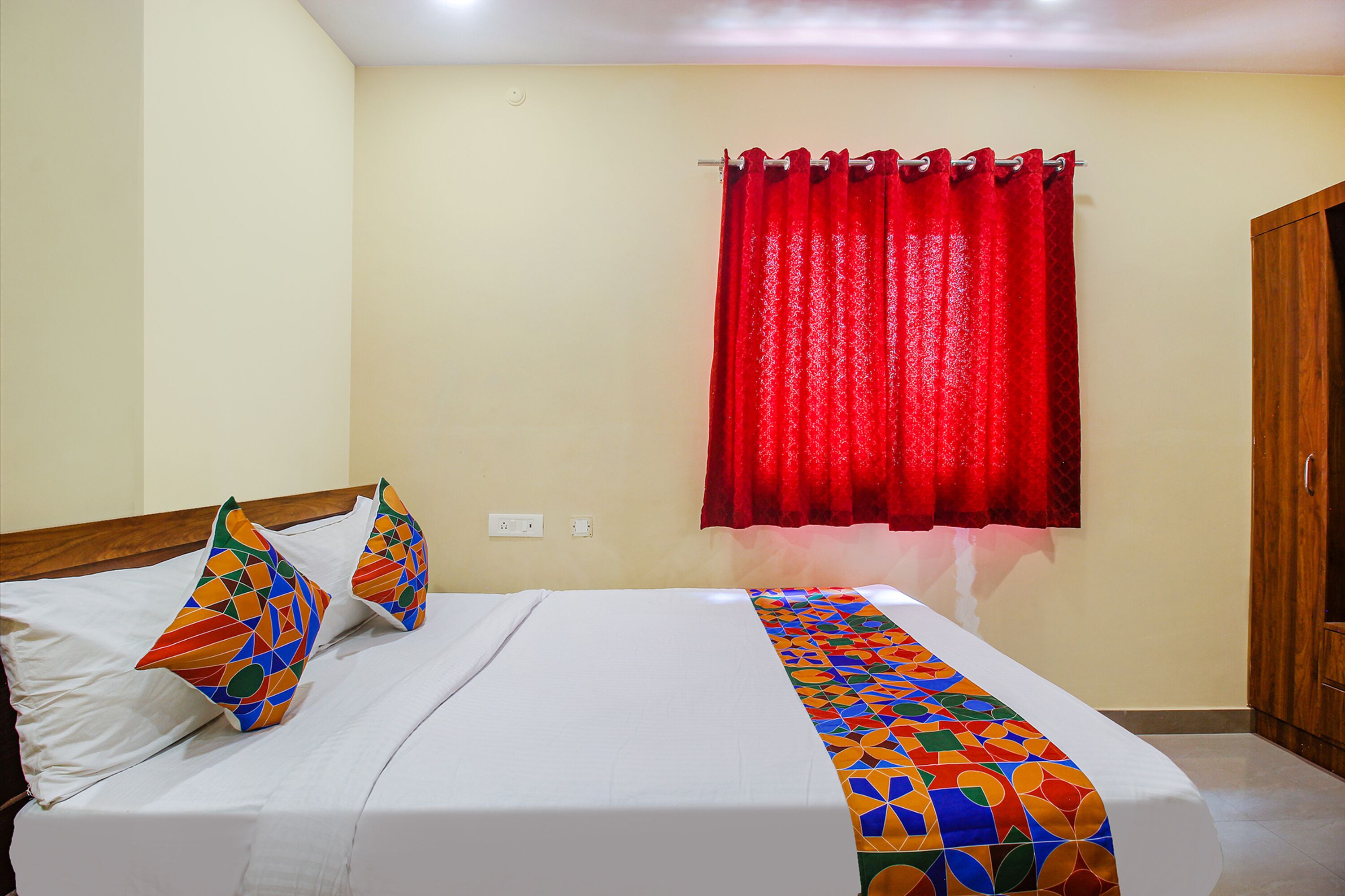 desk, free wifi, bed sheets