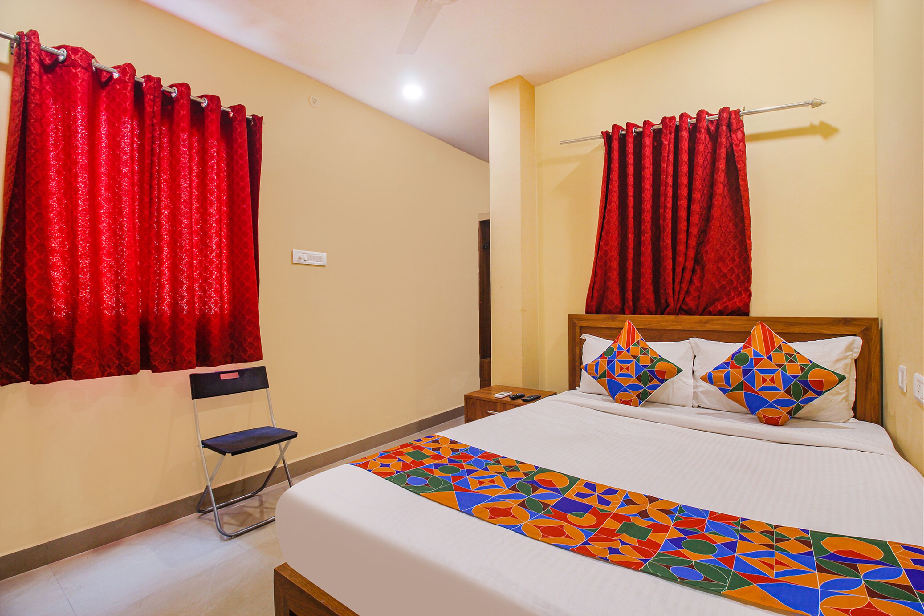 desk, free wifi, bed sheets