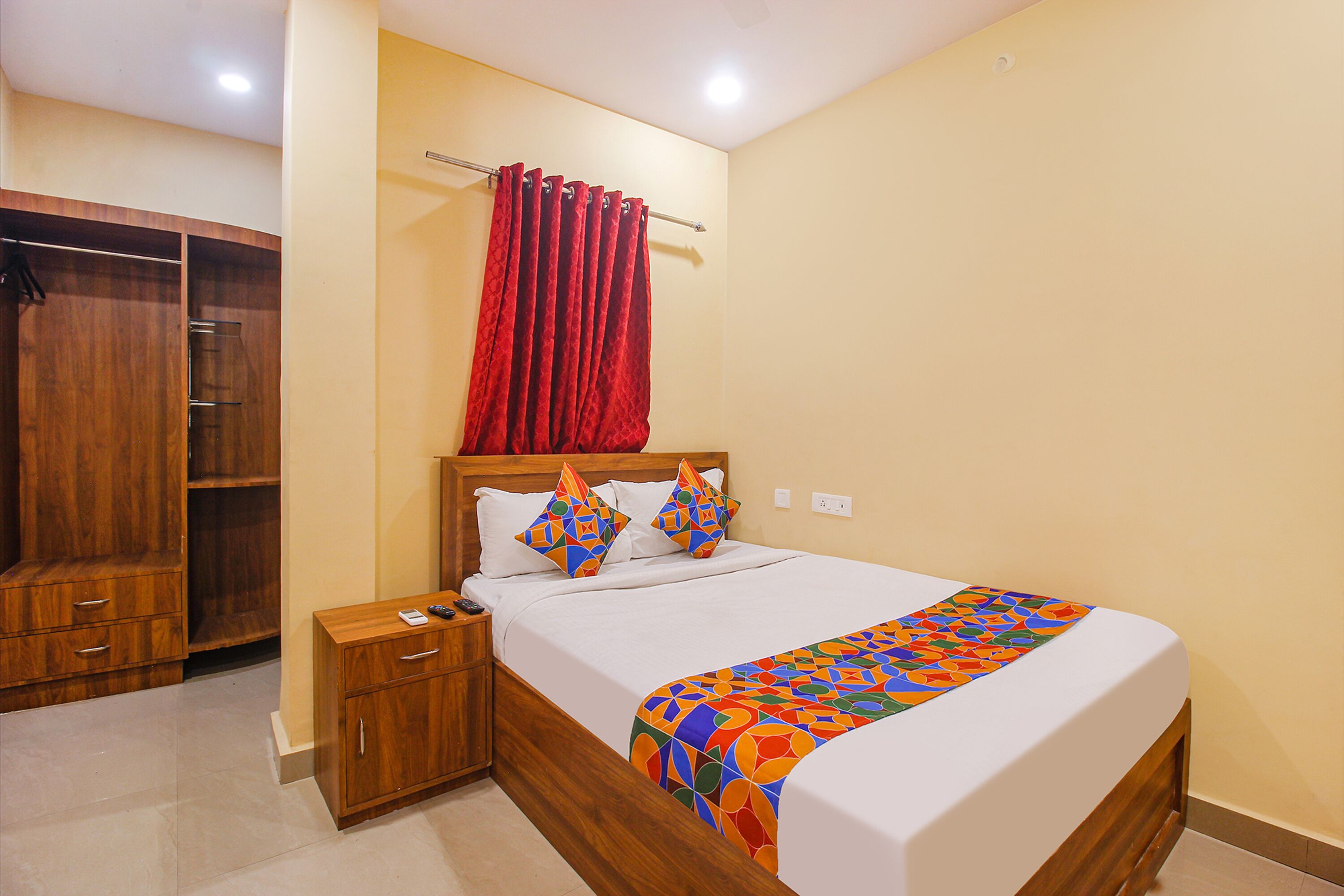 desk, free wifi, bed sheets