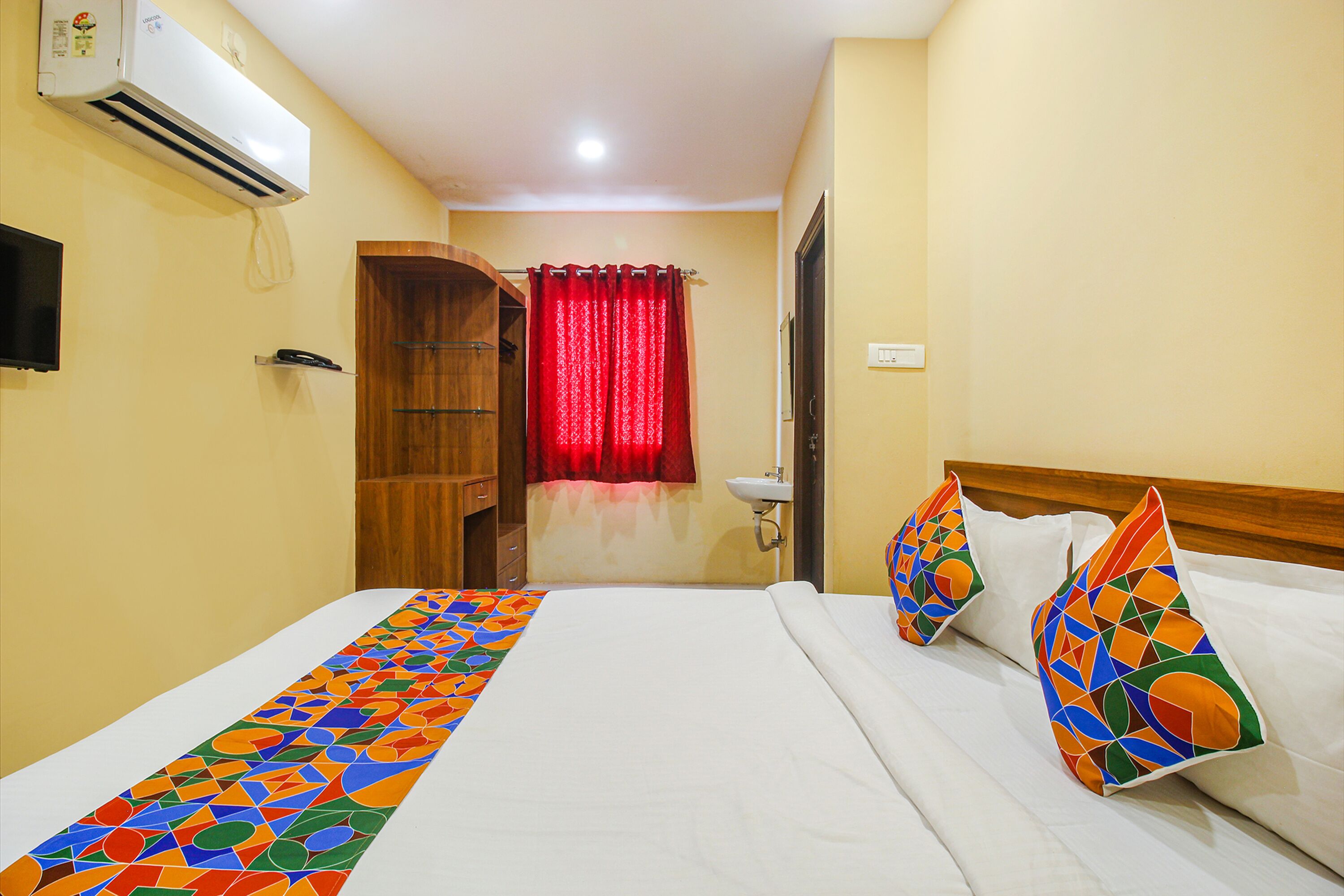 desk, free wifi, bed sheets