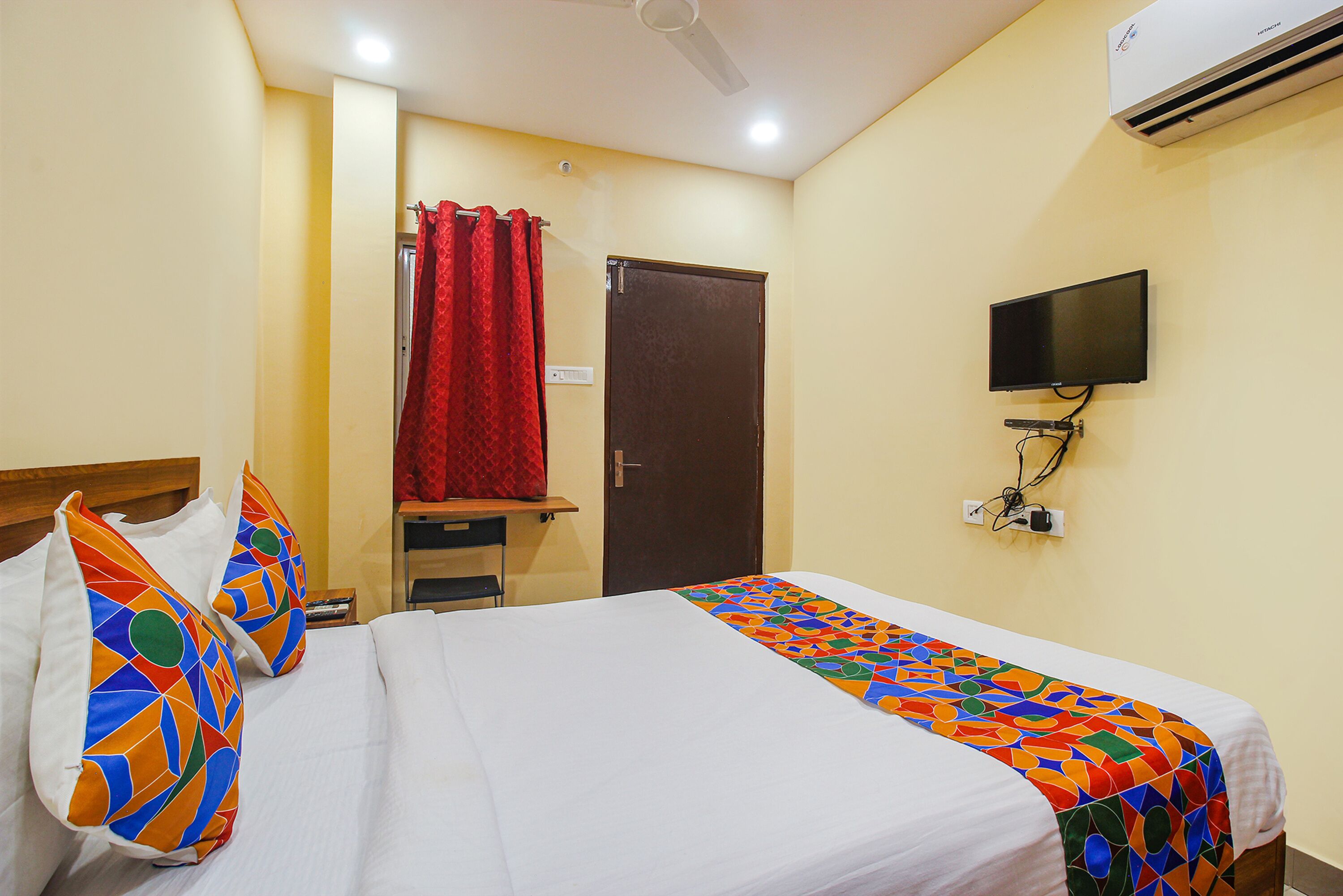 desk, free wifi, bed sheets