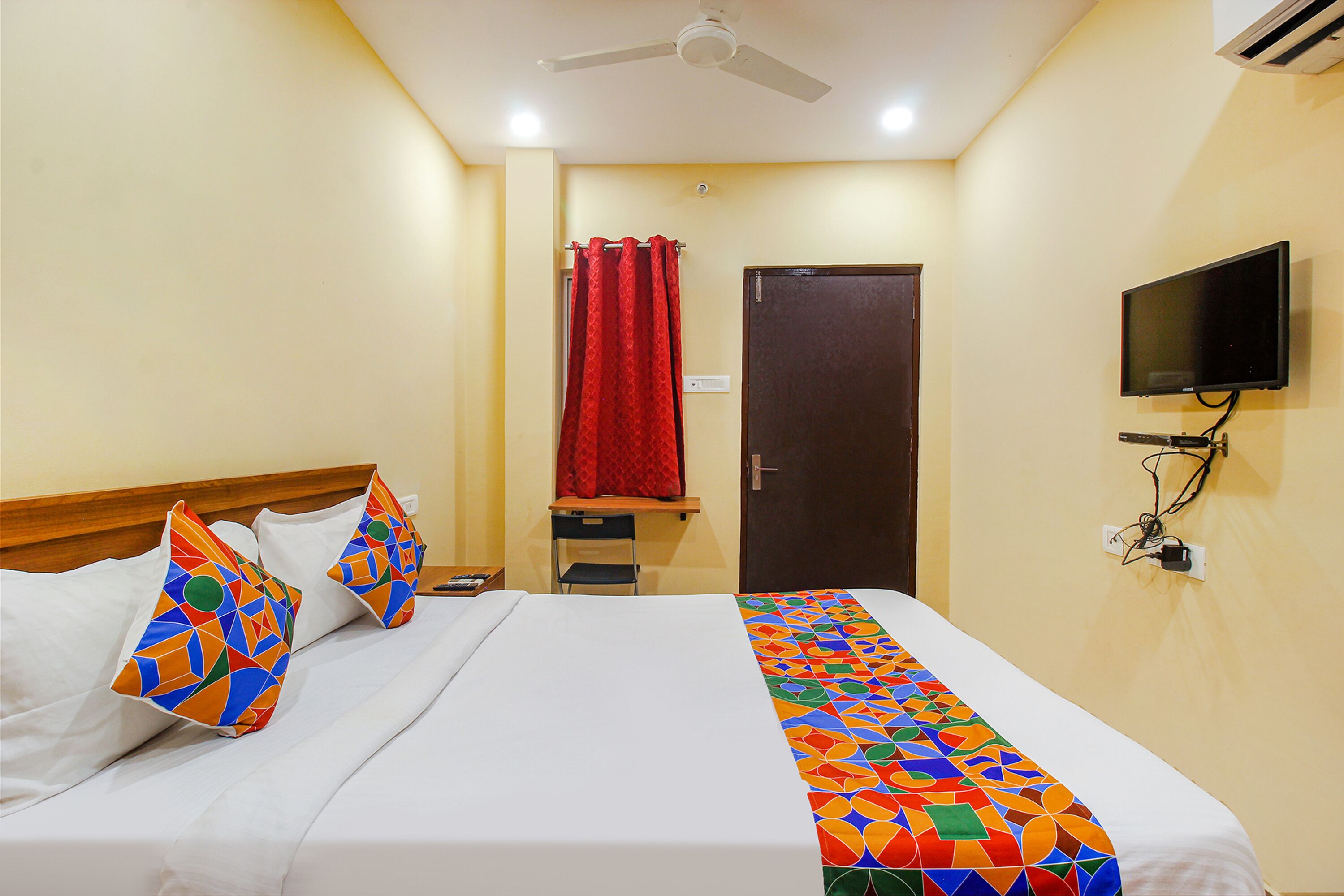 desk, free wifi, bed sheets