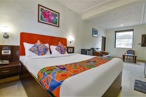 Escritorio, wifi gratis y ropa de cama 