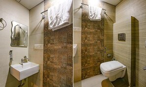 Deluxe Room | Bathroom | Shower, rainfall showerhead, free toiletries, hair dryer - FabHotel Comfirt Inn (Noida)