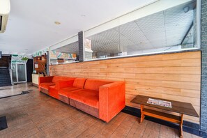 Lobby sitting area - FabHotel Stratford (Kanayannur)