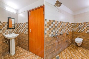 Camera Deluxe | Bagno | Doccia, soffione a pioggia, set di cortesia gratuito, asciugamani