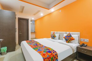 Egyptian cotton sheets, premium bedding, in-room safe, desk - Fabhotel Vinayaka (Patna)