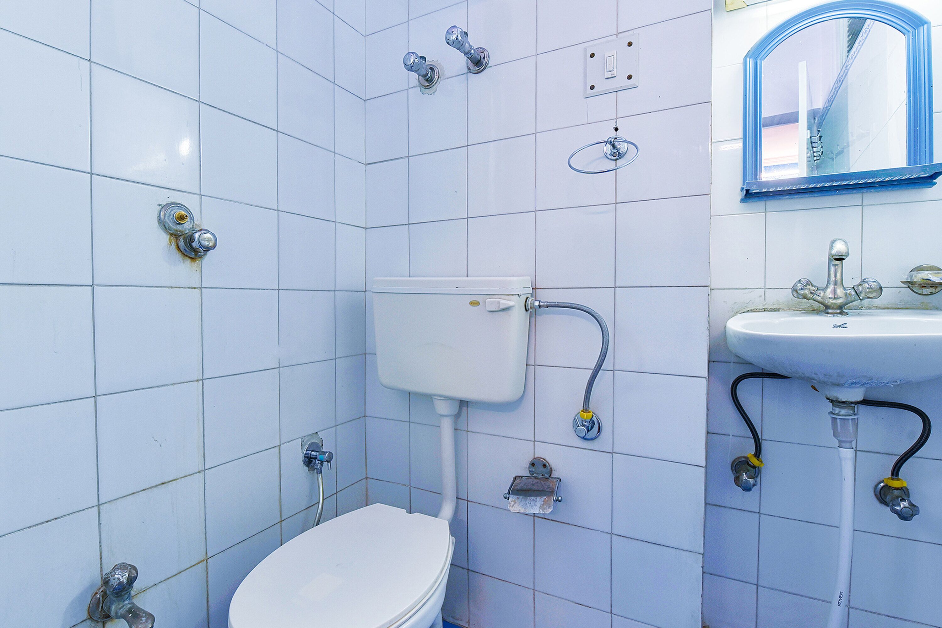 Une salle de bain avec des toilettes, un lavabo et une douche.